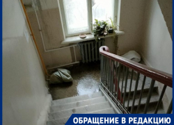 Многоэтажка превратилась в аквапарк из-за снятой на капремонт крыши