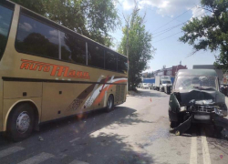 «ГАЗель» врезалась в пассажирский автобус в Волгограде с водителем из Тбилиси