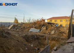 Тело женщины найдено в горе мусора заброшенного дома в Камышине