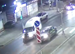 От удара отлетела шапка: маршрутка №98 сбила волгоградку и попала на видео