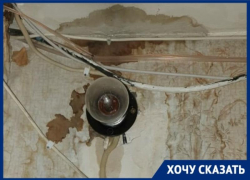 "До сих пор течет и капает": волгоградка показала на видео последствия ночного дождя в квартире и подъезде