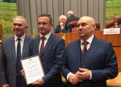 Сын советника волгоградского губернатора устроил фотосессию с членами Совета Федерации