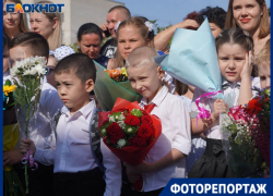 Цветы, слезы и гимн России: в волгоградских школах впервые за три года отметили 1 сентября без ограничений