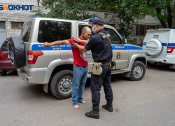Больше часа кричал о помощи: полиция вывела мужчину из квартиры, откуда чудом не выпал другой волгоградец
