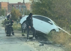 Легковушка улетела в кювет на Санаторном в Волгограде – видео