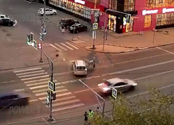 Больно смотреть: эпичный кувырок мотоциклиста через авто попал на видео в Волжском