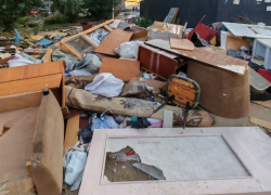 Старой советской мебелью и дверями завалили двор в Волгограде