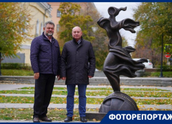 Группа "Арконт" украсила набережную: скульптура как магнит притягивает волгоградцев 
