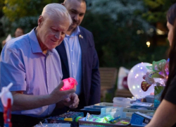 Лидеру справороссов Миронову приглянулся розовый утенок в Волгограде