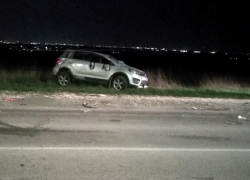 Иномарка с 8-летней девочкой перевернулась в Волгограде: фото