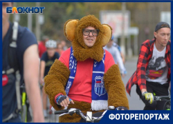 Волгоградцы на велосипедах в странных одеждах атаковали Первую Продольную