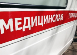 Горе-водитель на Renault Logan задним ходом сбил женщину у подъезда на западе Волгограда 