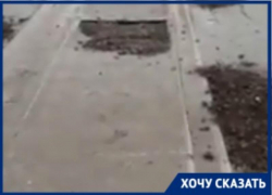 Обратить внимание на ремонт дороги с помощью щебня и ведра призвал волгоградец