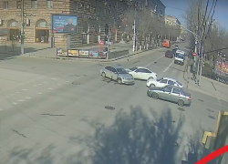Тройное ДТП с разворотом и странными маневрами попало на видео в центре Волгограда