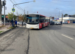 В Волгограде автобус №88 сбил женщину у остановки: ДТП попало на видео