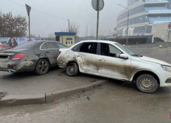 Водитель сбежал с места тройного ДТП у «Волгоград Сити»