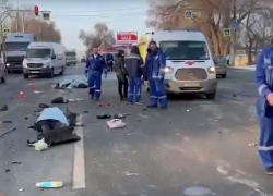 Трупы прямо на дороге: шокирующее видео с места катастрофы маршрутки в Волгограде