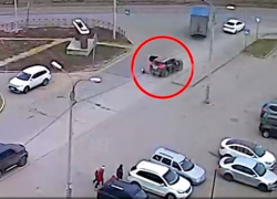 В Волгограде падение ребенка на ходу из внедорожника попало на видео