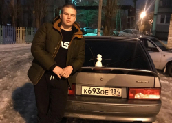 В центре Волгограда расстреляли авто с доставщиком "Яндекс"