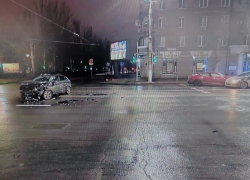 В центре Волгограда в массовой аварии пострадал мужчина