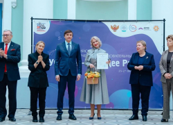 Министр образования наградил лучшего волгоградского воспитателя