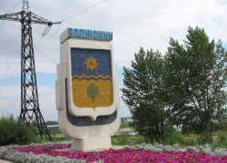 Волгоградка, избегая тарана иномарки, врезалась в бордюр