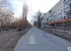 Сбивают взрослых и детей: закрытый на ремонт мост в Волгограде создал аварийную ситуацию