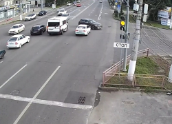 Uber протаранил Mercedes с детьми в Волгограде: момент ДТП попал на видео