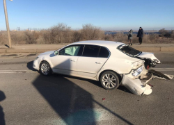 В Волгограде иномарка протаранила легковушку и КамАЗ: видео