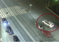 Волгоградец на элитном Lexus проехался по пешеходной зоне на Аллее Героев: видео с места