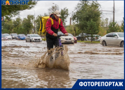 Плывущие самокаты и тонущие автобусы: воскресный ливень в Волгограде затопил Первую Продольную