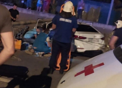 Водитель за рулем Hyundai протаранил столб в Волжском и умер на руках врачей