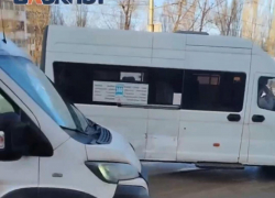 В Волгограде на обледеневшей дороге столкнулись две маршрутки с пассажирами