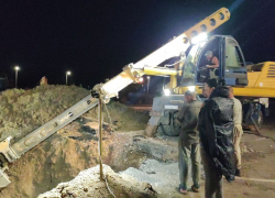 Чиновников заставили ночью наблюдать за ремонтом канализации в обезвоженном городе под Волгоградом