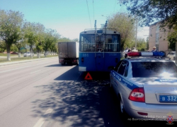 Две волгоградки пострадали в столкновении троллейбуса и иномарки