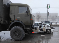 В Волгограде водителя иномарки раздавил армейский КамАЗ
