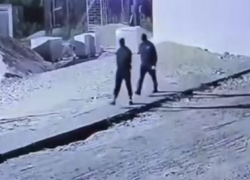 Двое в масках разбили окна и пробрались на базу в Волгограде — видео 