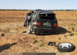 BMW X5 перевернулся на трассе в Волгоградской области: пассажирка умерла в больнице, водитель выжил
