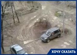 «Света  нет, во дворе ни пройти ни проехать»: на жуткий двор на Ангарском жалуется волгоградец