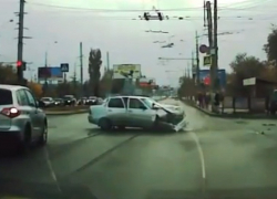 Авария с автоледи-дальтоником попала на видео в Волгограде