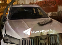 Видео с тараном Geely припаркованной «Нивы» обсуждают в Волгограде