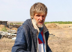 Бородатого мужчину с синдромом Плюшкина третьи сутки ищут в Волгоградской области