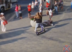 15-летняя школьница на электросамокате сбила с ног пожилую волгоградку