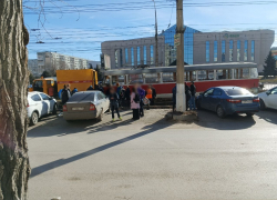 Трамвай сошел с рельсов в Волгограде