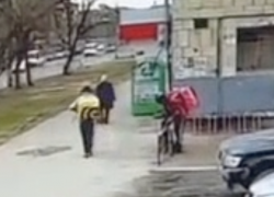 Курьер "Яндекса" украл велосипед доставщика "Самоката" в Волгограде 