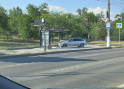 Водитель легковушки снес остановку в Волгограде