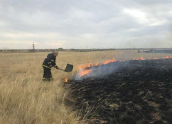 Под Волгоградом шесть часов боролись с пожаром на подступах к селу 