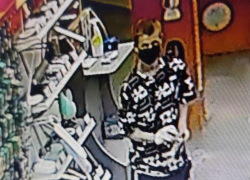 Подросток в медицинской маске украл ноутбук в Волжском за 150 тысяч рублей: кража попала на видео