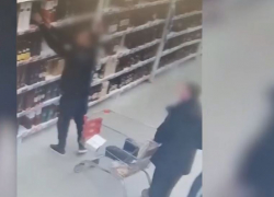 Стенд с премиальным алкоголем вынесли два волгоградца — видео