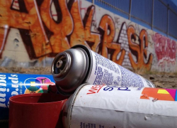 В Волжском юный вандал каждую ночь пишет непристойности в обновленном парке